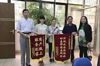 這兩面錦旗的背后，是對“群眾利益無小事”的堅守